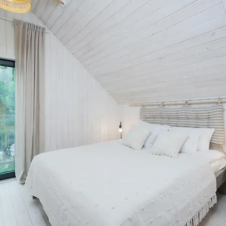 Willa Pole W Stodole Ciekocino